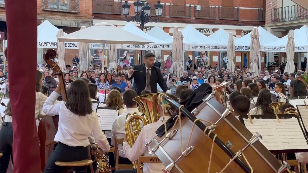 La Orquesta  Juvenil Sociedad Musical Alvarense de Portugal, ha abierto oficialmente la competición del certamen.