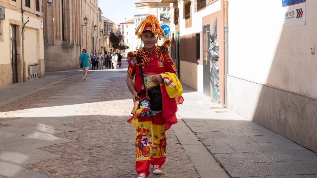Un seguidor acérrimo de la Selección Española de fútbol se deja ver por las calles de la ciudad equipado de arriba a abajo