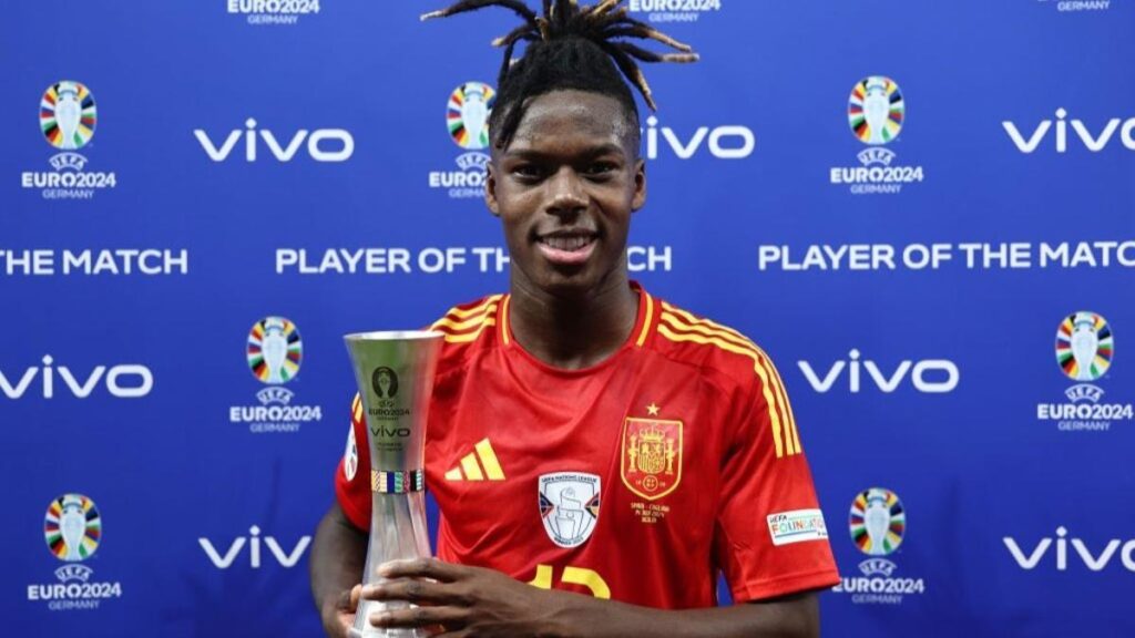 Nico Williams psoa con el trofeo MVP de la final.