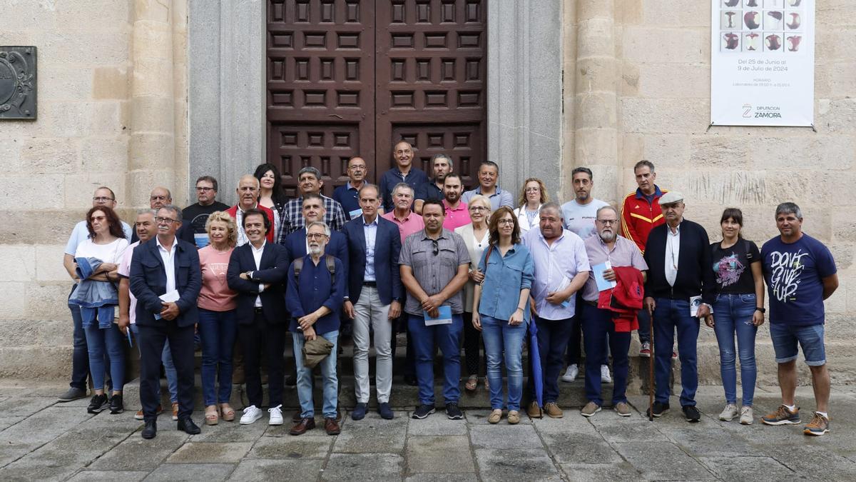 Los alcaldes posan con los responsables de la Unidad móvil de salud ocular de Recoletas