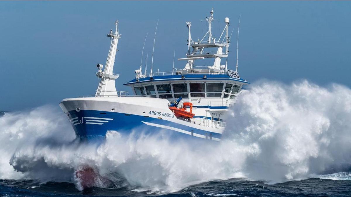 El "Argos Georgia"en una imagen de archivo cruzando las olas con su prooa.