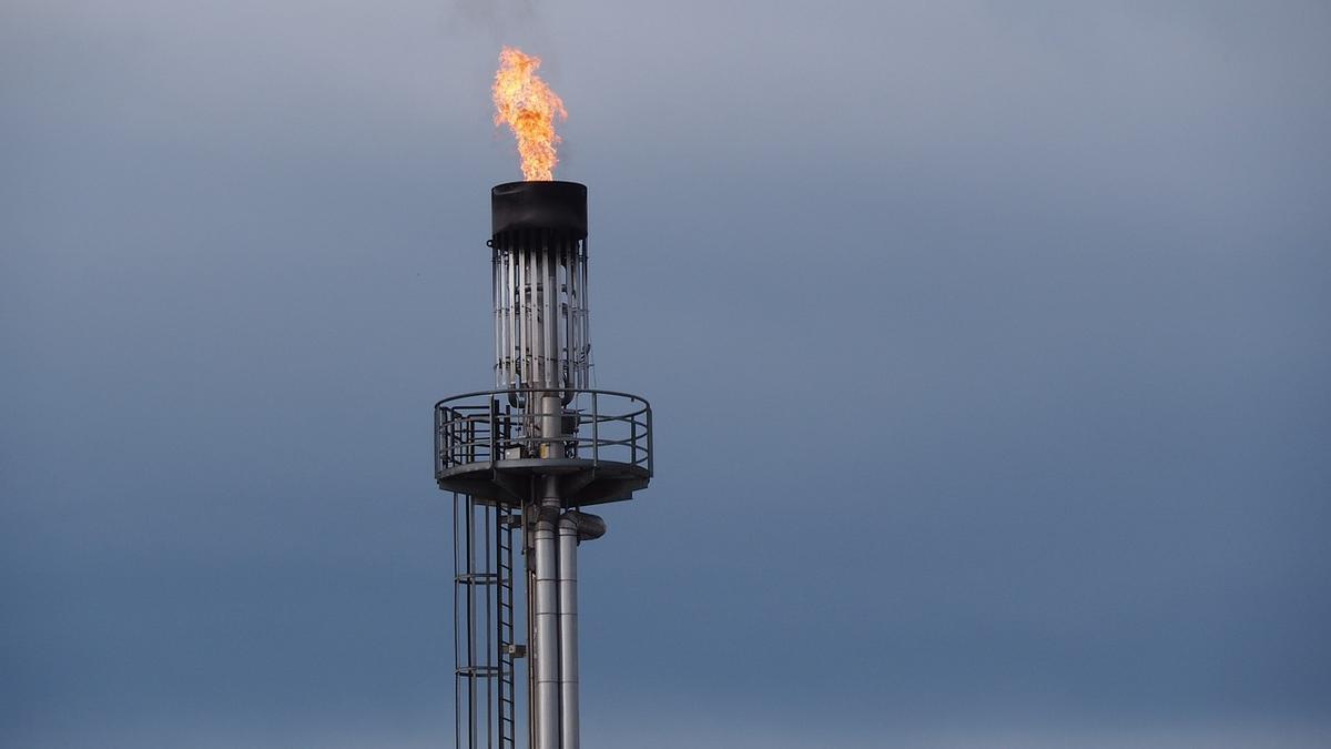 España no es un país productor de combustibles fósiles, pero sigue importando estas fuentes de energía contaminantes.