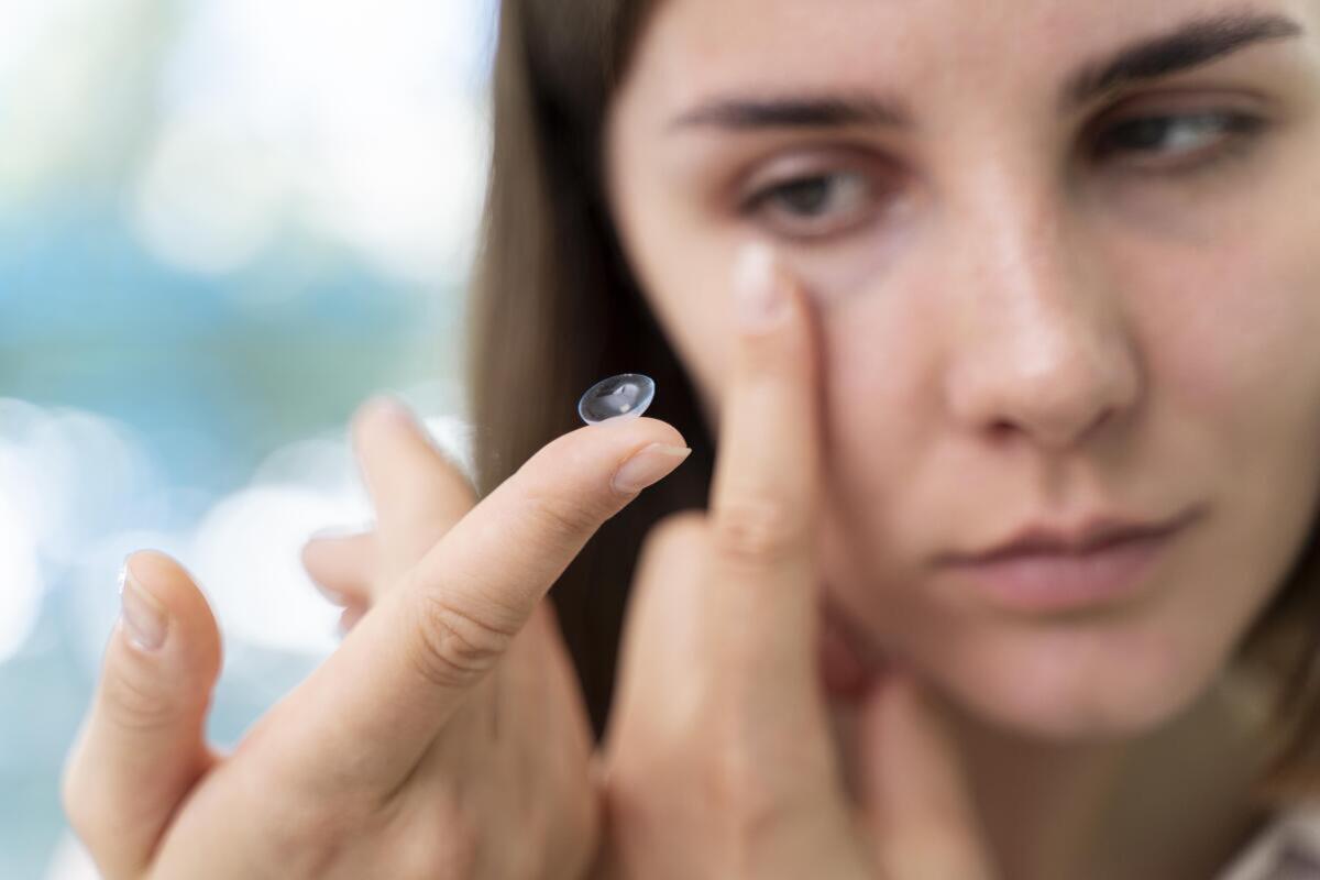 La kératite oculaire est causée par le nettoyage des lentilles de contact avec de l'eau douce