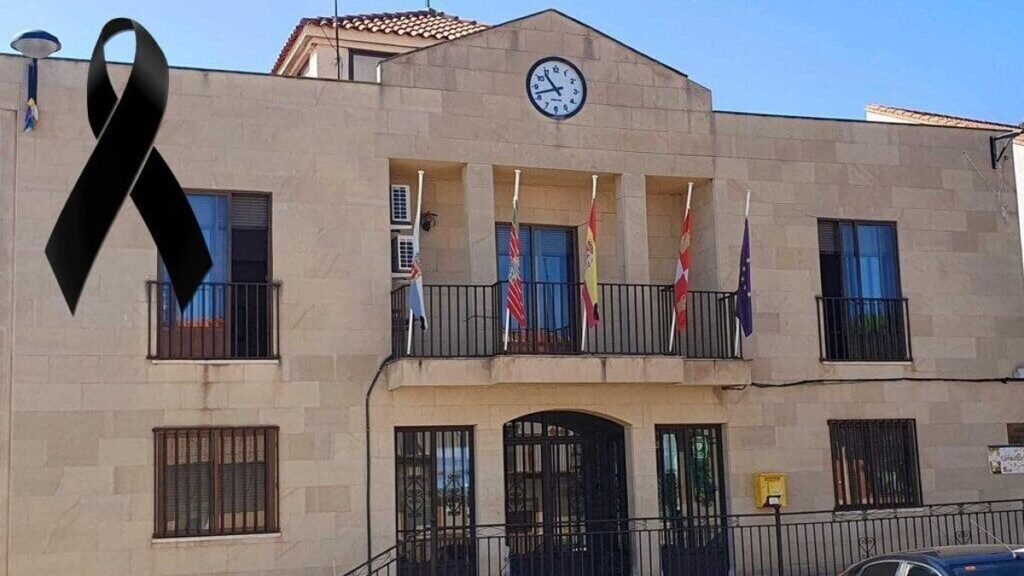 Las banderas ondean a media asta en La Bóveda en señal de duelo.