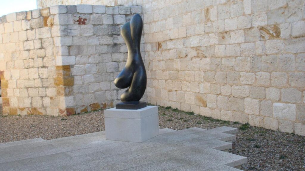 Escultura de Baltasar Lobo en el castillo de Zamora.