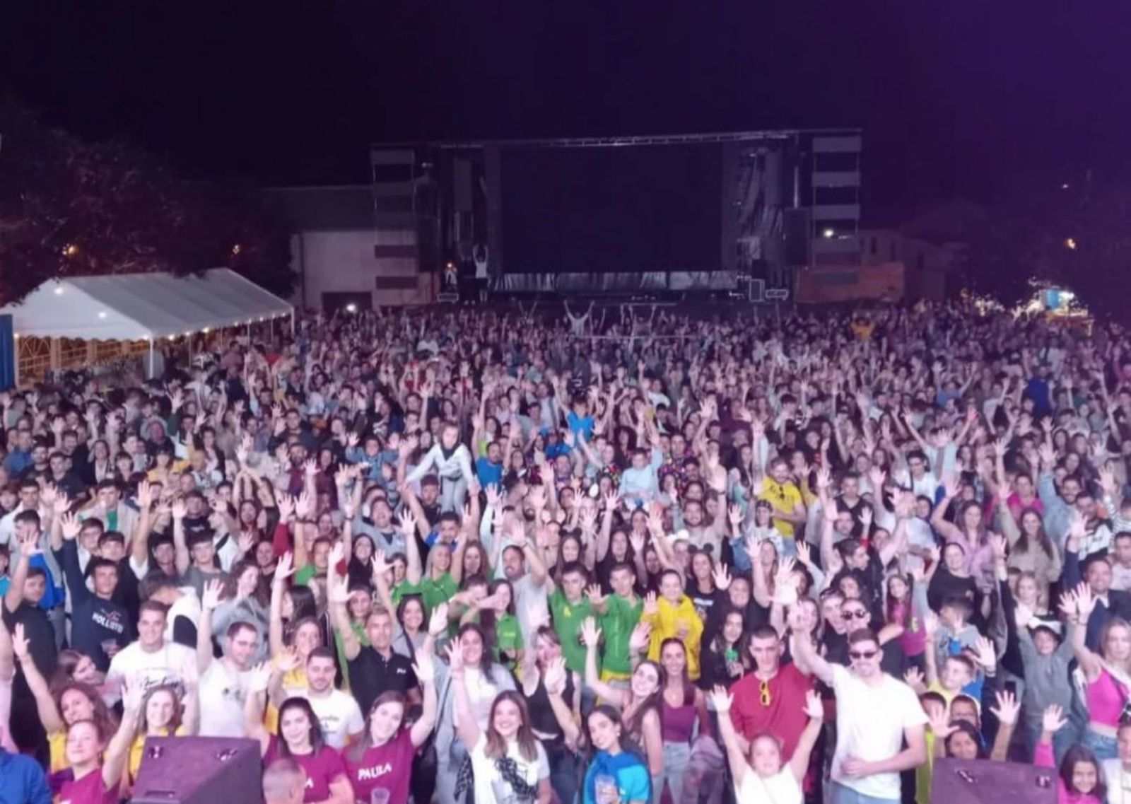 Actuación de la orquesta La Huella en las fiestas de Burganes de Valverde de 2023