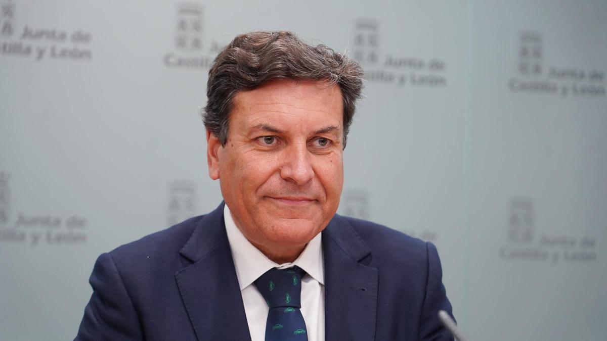 El consejero de Economía y Hacienda y portavoz, Carlos Fernández Carriedo, comparece en rueda de prensa posterior al Consejo de Gobierno.
