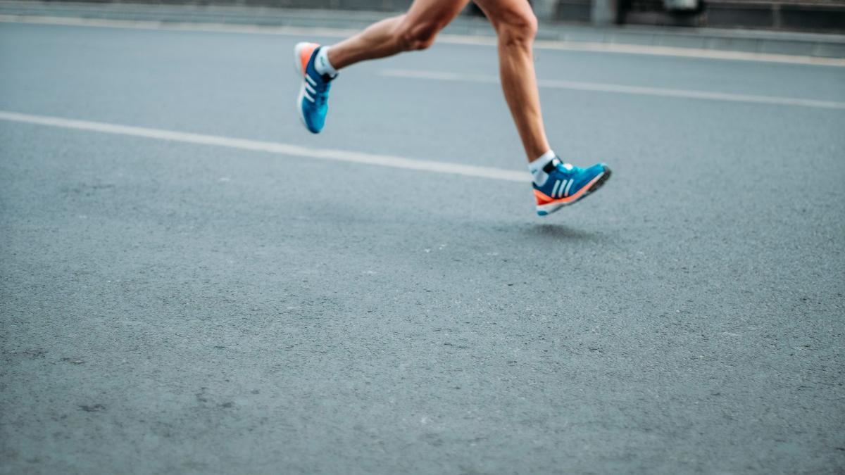 Esta es la solución mágica que usa cada vez más gente para quitar el olor en las zapatillas en verano