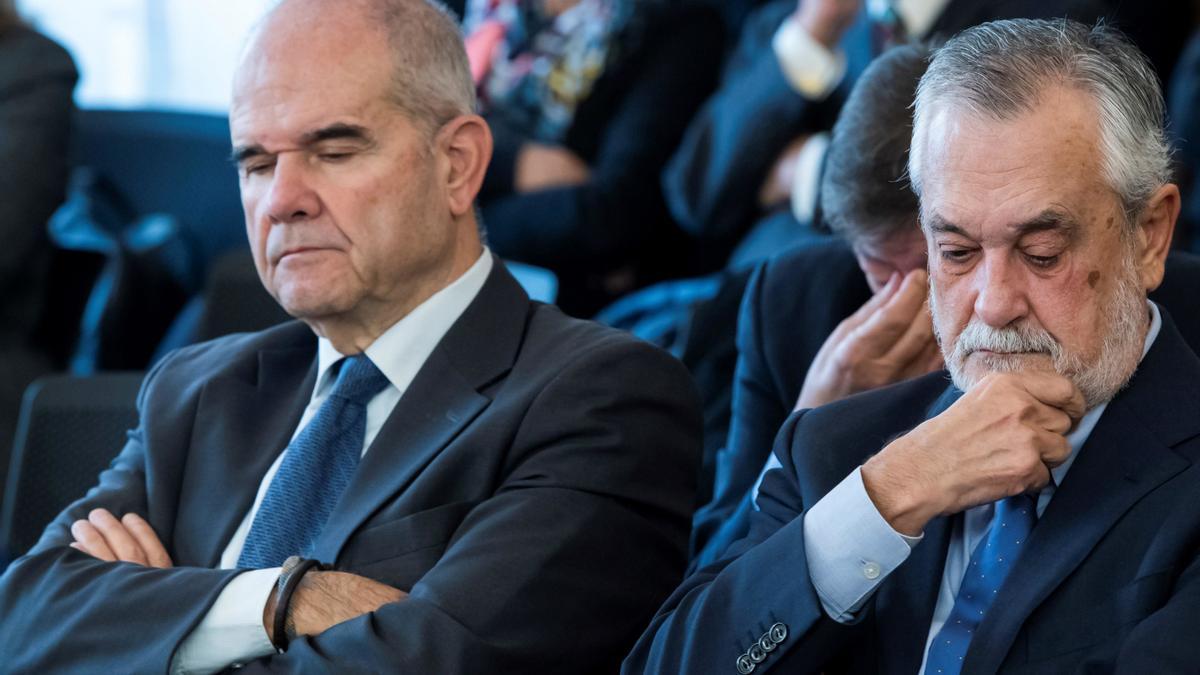 Los expresidentes andaluces Manuel Chaves (i) y José Antonio Griñán (d).
