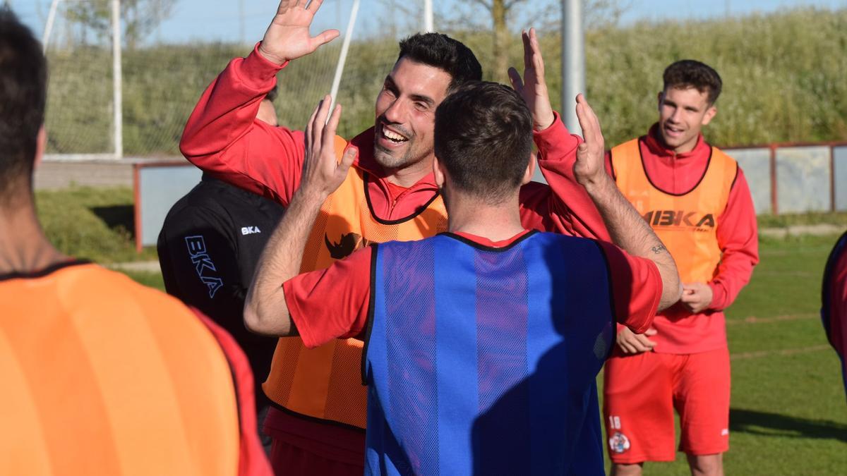 Carlos Ramos bromea con sus compañeros en un entrenamiento.