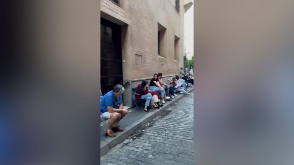 Colas de hasta nueve horas para celebrar la boda en la Magdalena