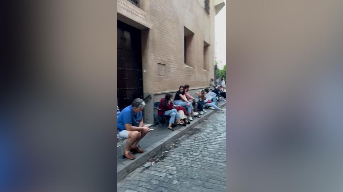 Colas de hasta nueve horas para celebrar la boda en la Magdalena