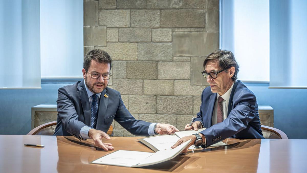 Pere Aragonès y Salvador Illa firman el acuerdo de presupuestos el pasado febrero.