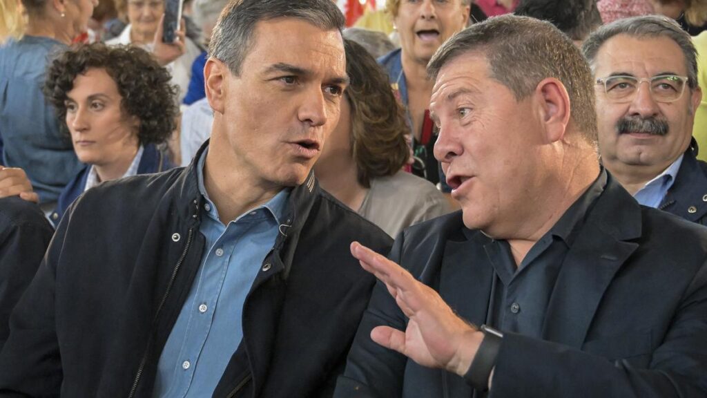 El presidente del Gobierno, Pedro Sánchez (i) y el presidente de Castilla-La Mancha, Emiliano García-Page, durante un acto electoral.