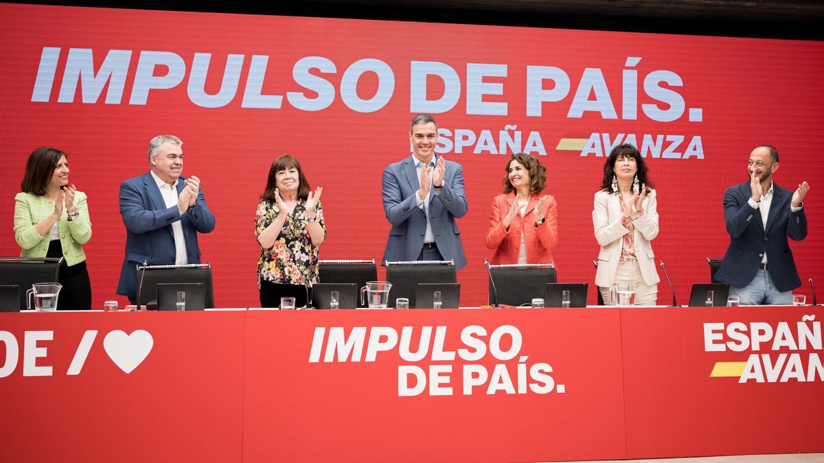 El presidente del Gobierno y secretario general del PSOE, Pedro Sánchez, esta mañana durante la ejecutiva del partido junto a parte de la dirección socialista.