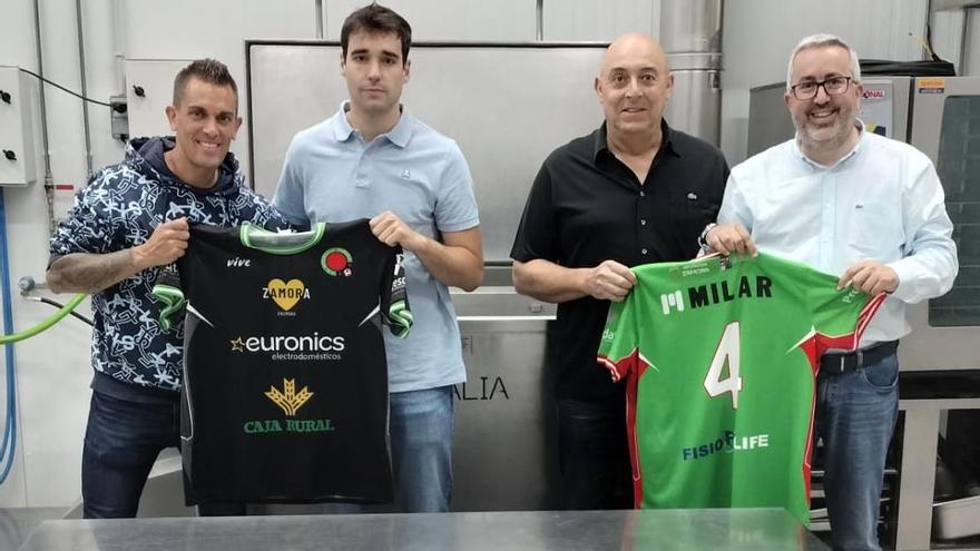 El jugador leonés, junto al presidente del club, a su nuevo entrenador y al representante del patrocinador Cárnicas Casaseca