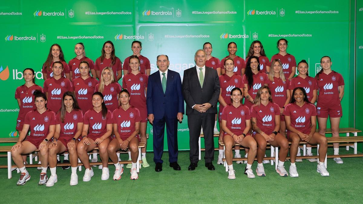 Ignacio Galán con la selección nacional femenina de fútbol.