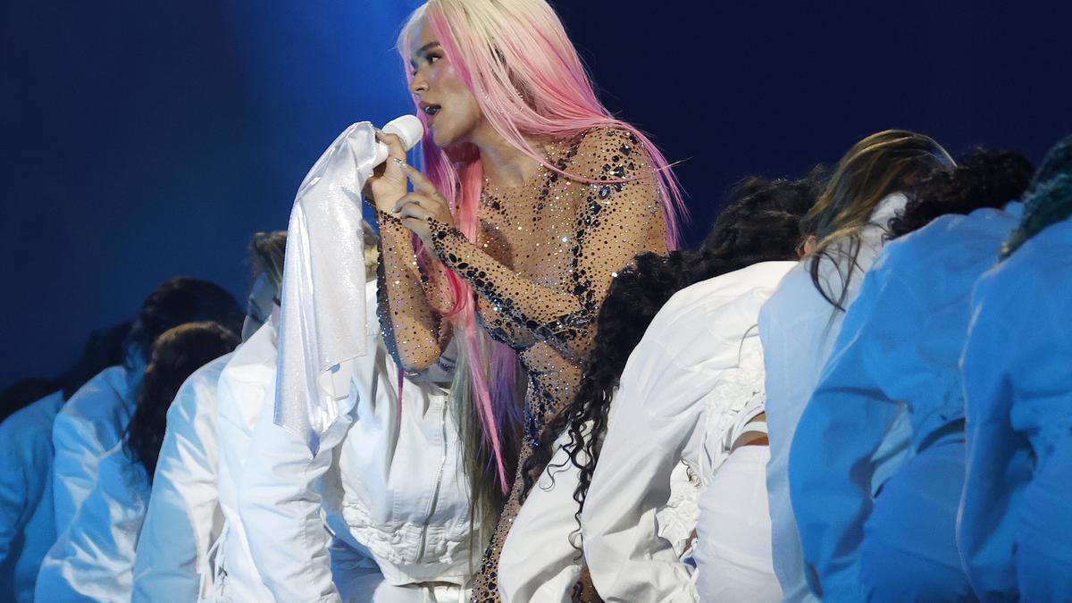 La cantante y compositora colombiana Karol G durante su actuación hoy sábado en el estadio Santiago Bernabéu, en Madrid.