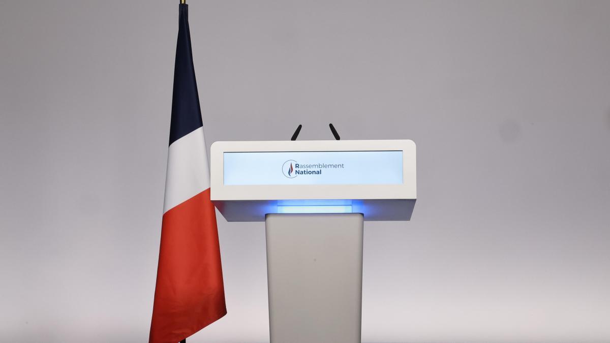 París, 07/07/2024.- Podio vacío de Reagrupamiento Nacional, el partido de Marine Le Pen