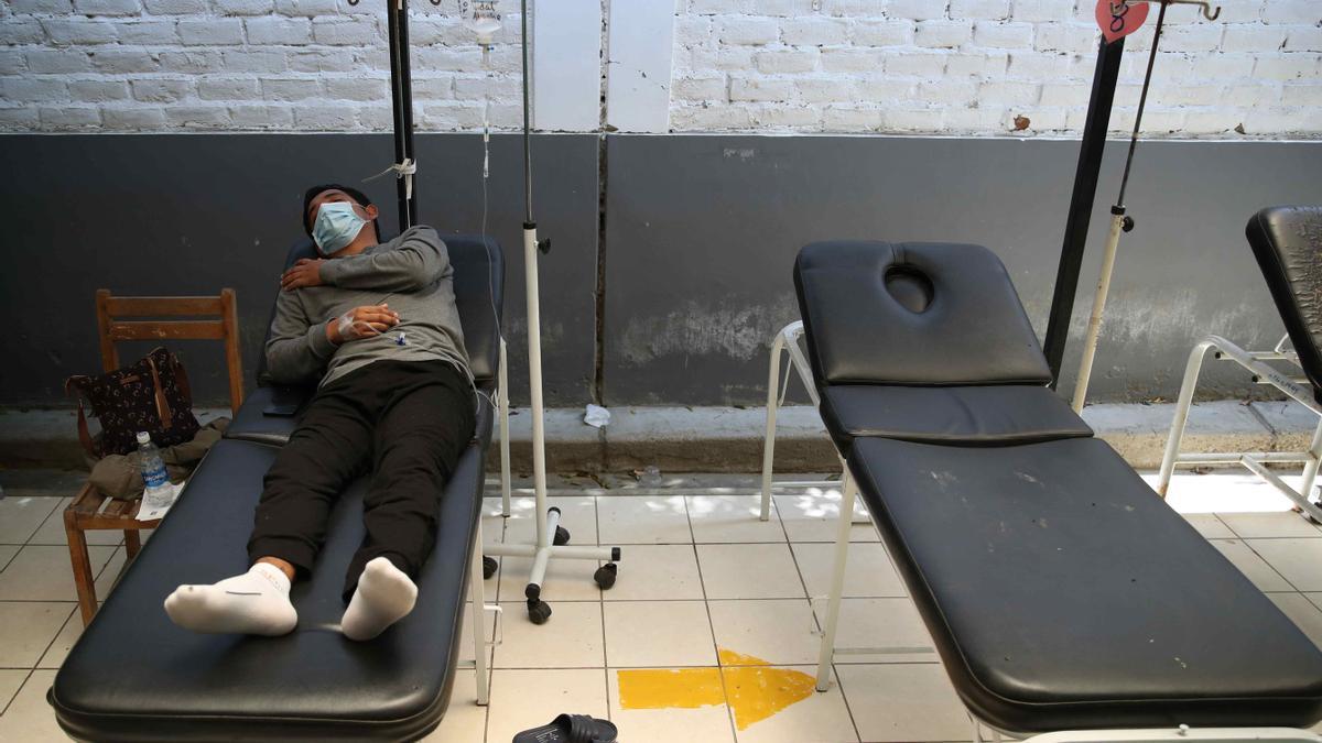 Un enfermo en un brote de dengue, en imagen de archivo.