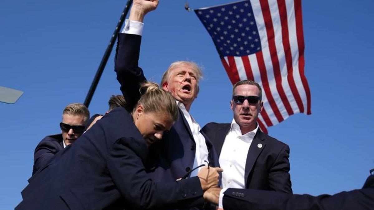 Donald Trump, en el momento de ser puesto a salvo por los servicios secretos