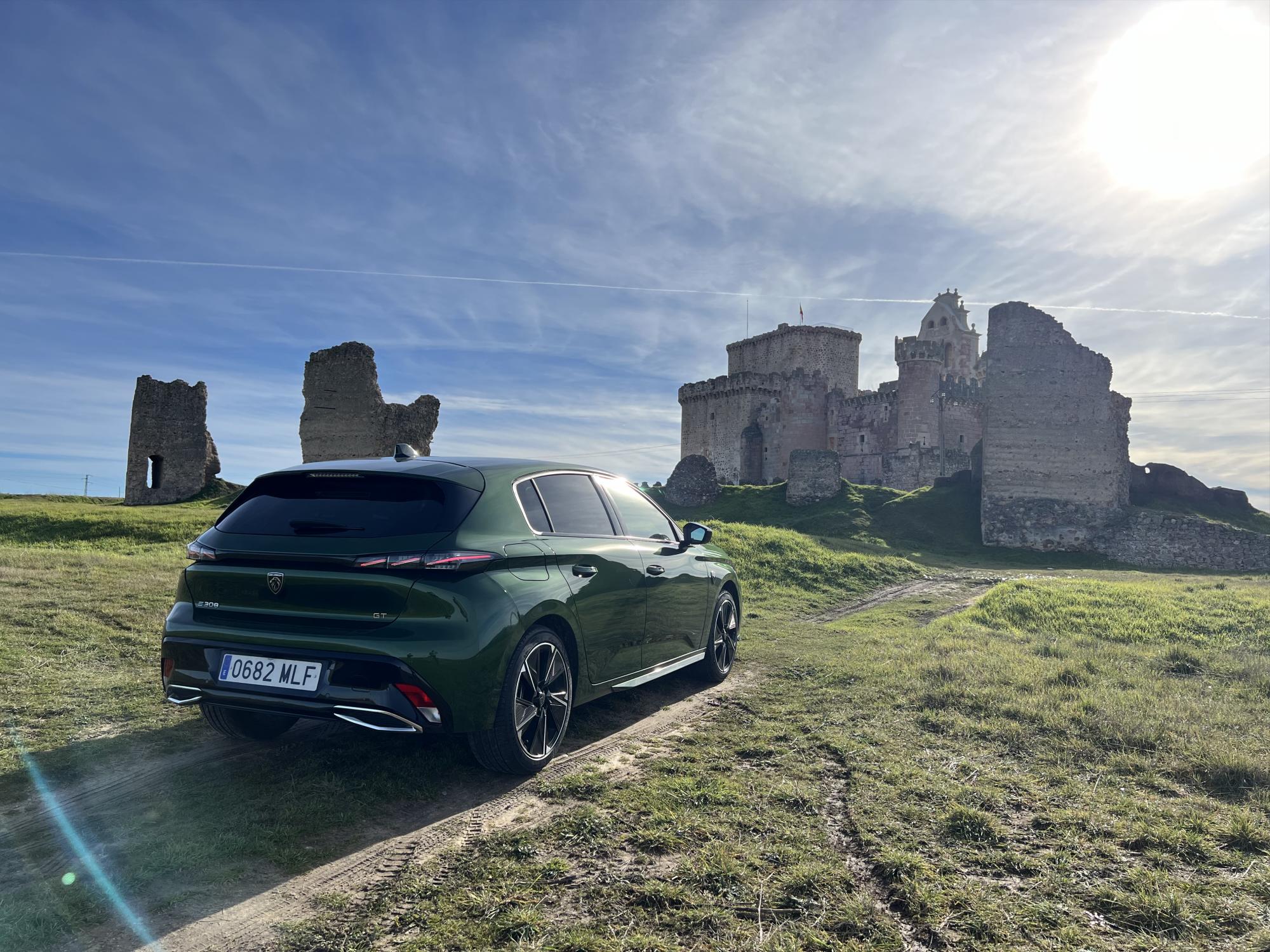 Le Peugeot E-308 se distingue par son confort, mais il y a bien plus encore
