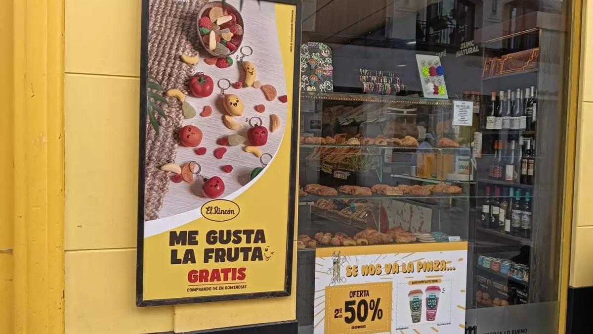 Un establecimiento de El Rincón y su campaña "Me gusta la fruta".