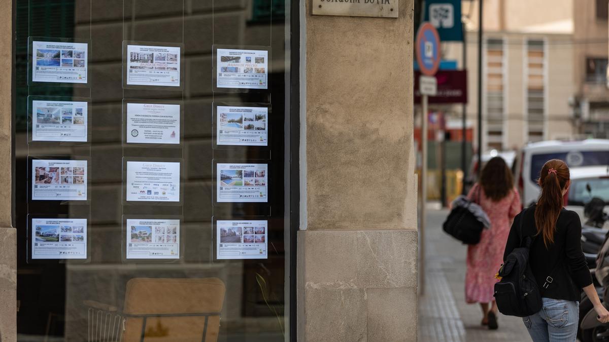 Anuncios de viviendas en venta en una inmobiliaria.