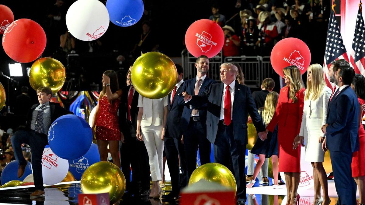 Caen globos sobre Donald Trump y su familia durante la convención del Partido Republicano en Milwaukee.
