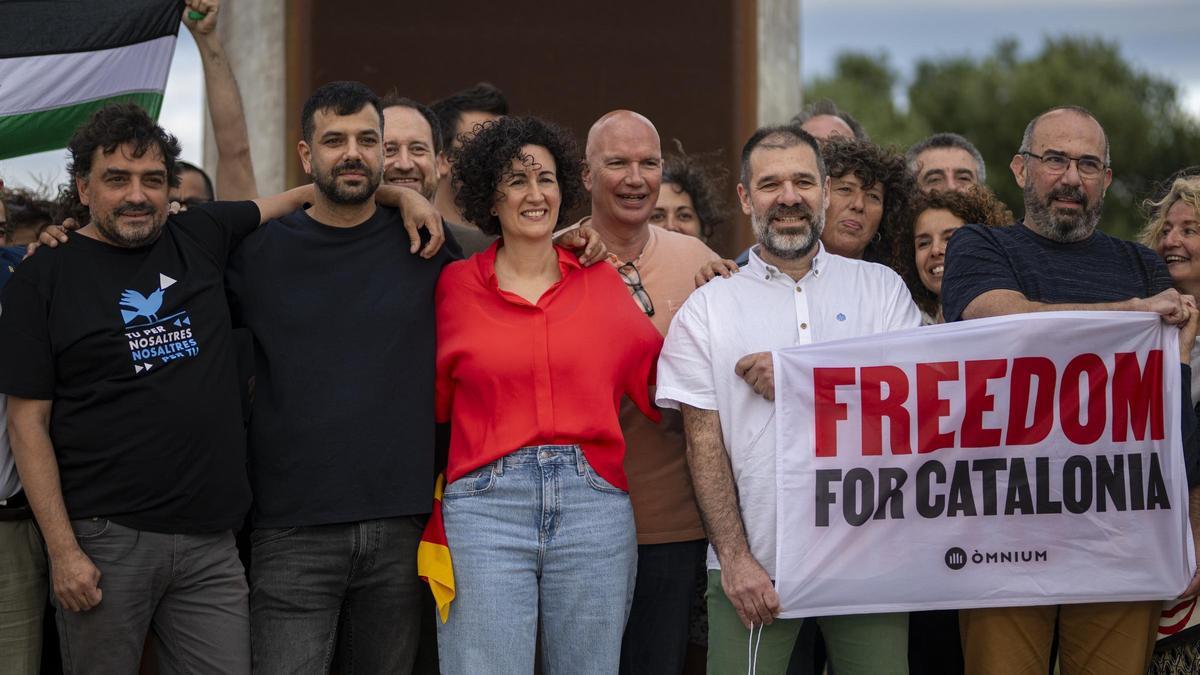 Marta Rovira, Ruben Wagensberg, Oleguer Serra, Jesús Rodríguez y Josep Campmajó, este viernes en Salses (Francia), antes de cruzar la frontera con España.