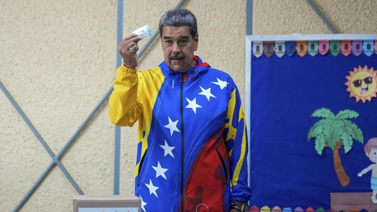 Nicolás Maduro muestra su voto.