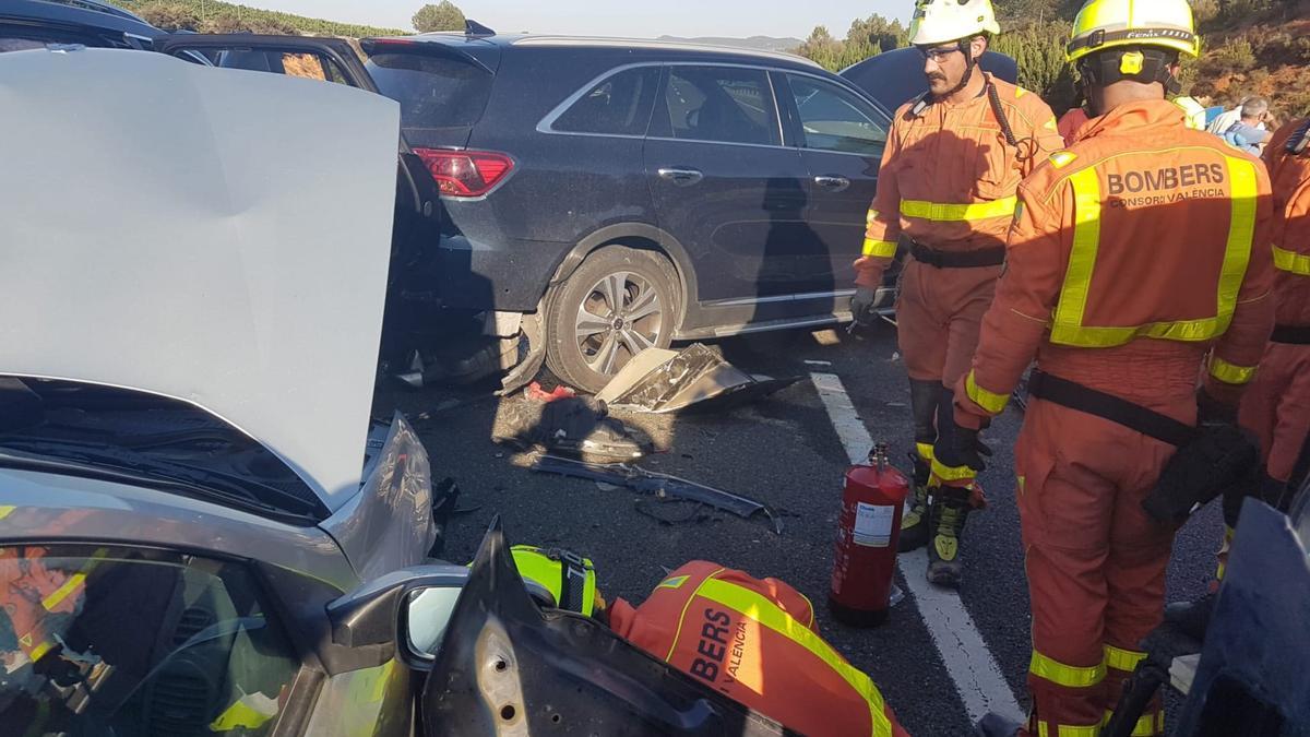 Bomberos trabajan en un accidente múltiple ocurrido en Requena.