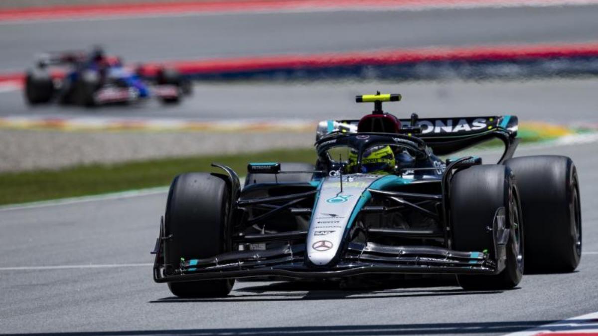 Lewis Hamilton , al volante del Mercedes en el Circuit de Barcelona