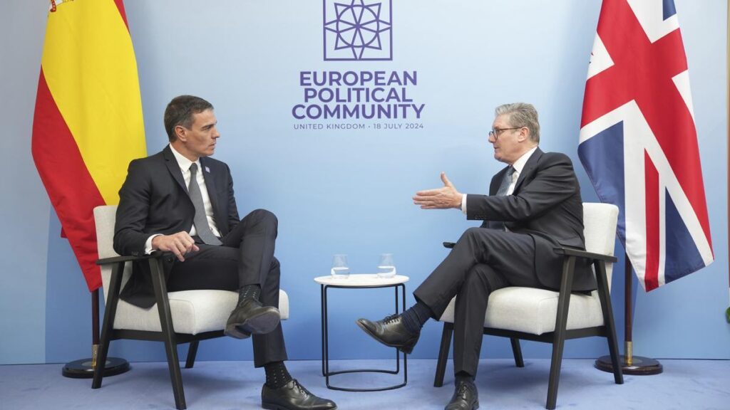 El presidente del Gobierno, Pedro Sánchez, y el nuevo primer ministro británico, Keir Starmer, en su primera reunión bilateral