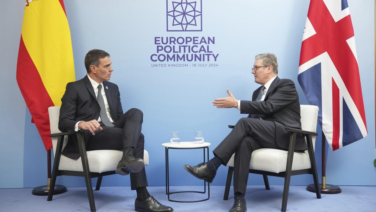 El presidente del Gobierno, Pedro Sánchez, y el nuevo primer ministro británico, Keir Starmer, en su primera reunión bilateral