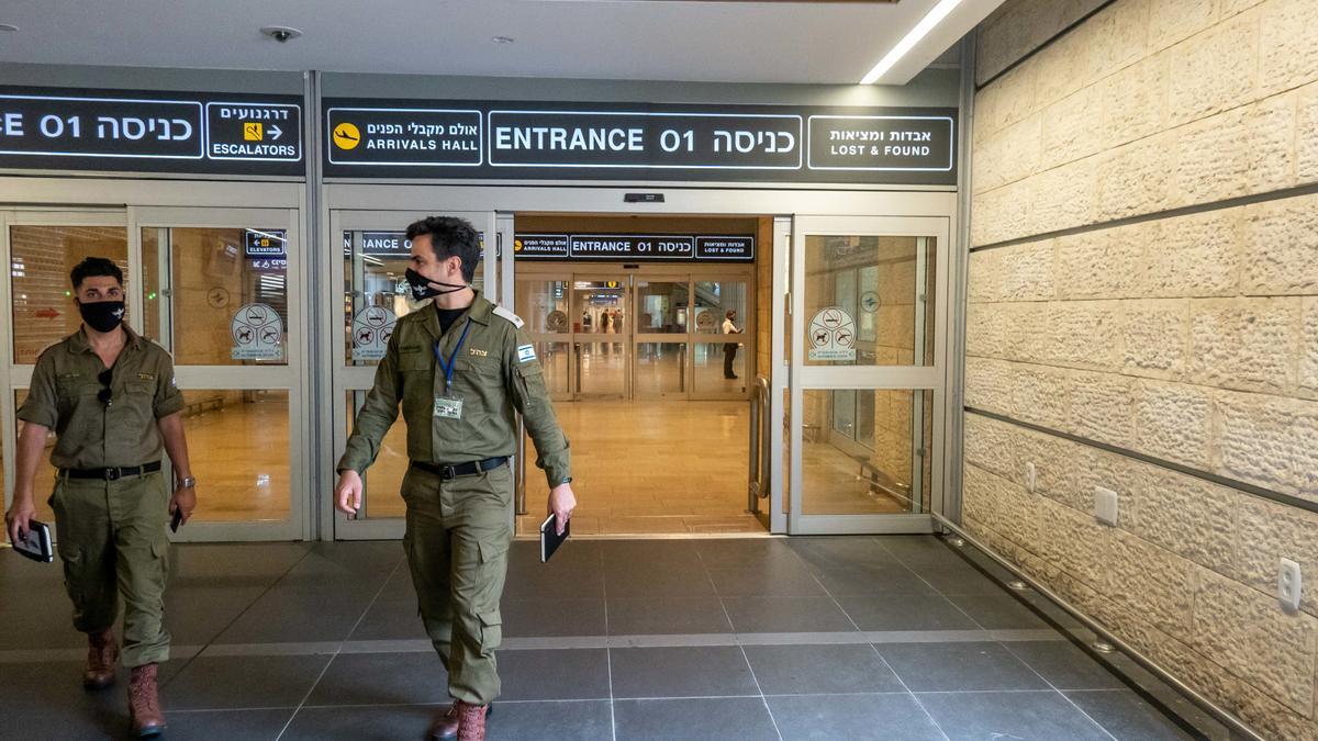 Policía israelí en el aeropuerto de Tel Aviv.