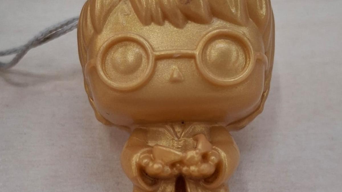 Funko Pop! de Harry Potter con snitch dorada.