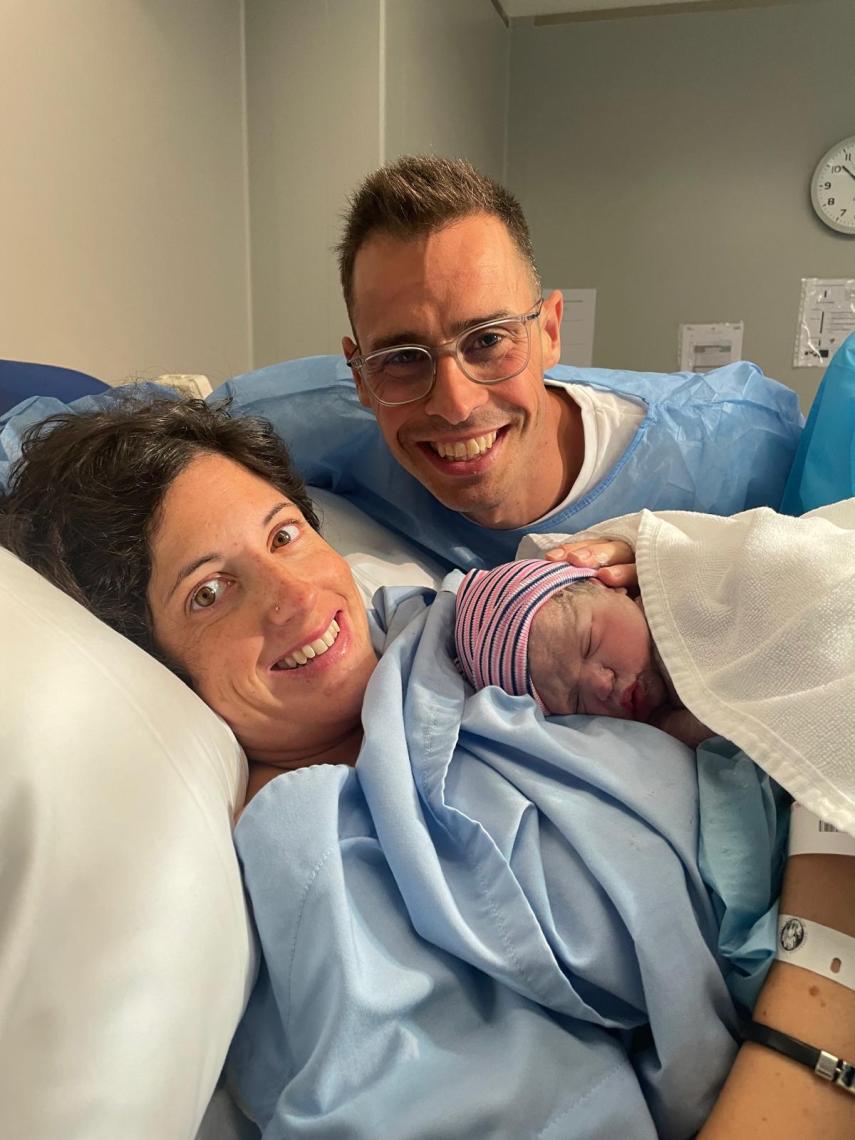 Deborah Gurrea et José López, avec leur fils nouveau-né Marcos, en septembre 2023.