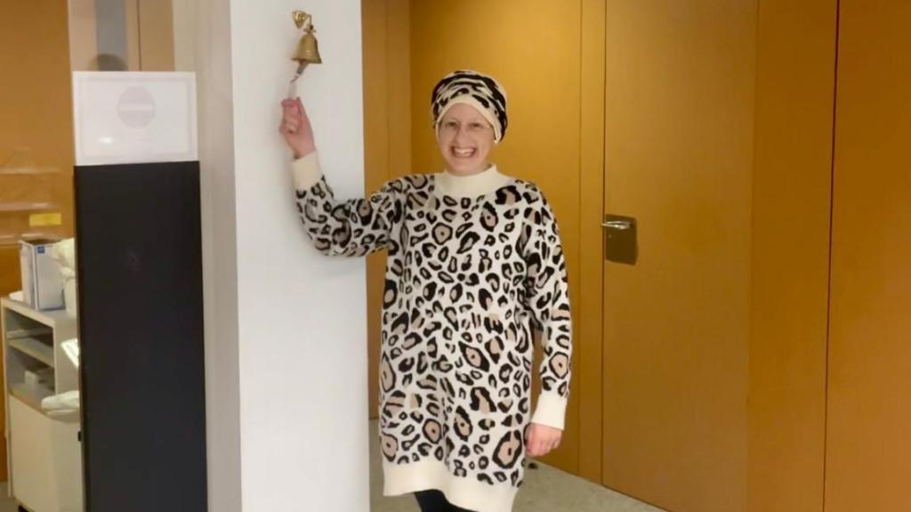 Deborah Gurrea, sonnant la cloche qui signale la fin du traitement contre le cancer.