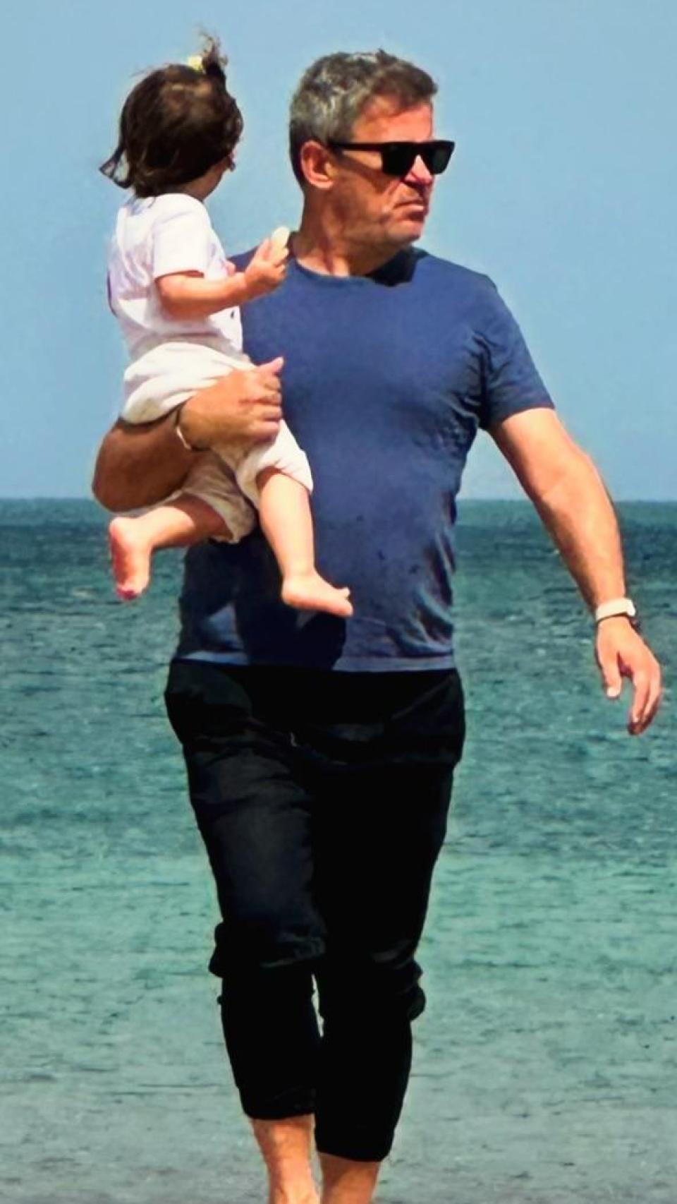 Le comédien, heureux, fait office de père pour la petite Galatée.