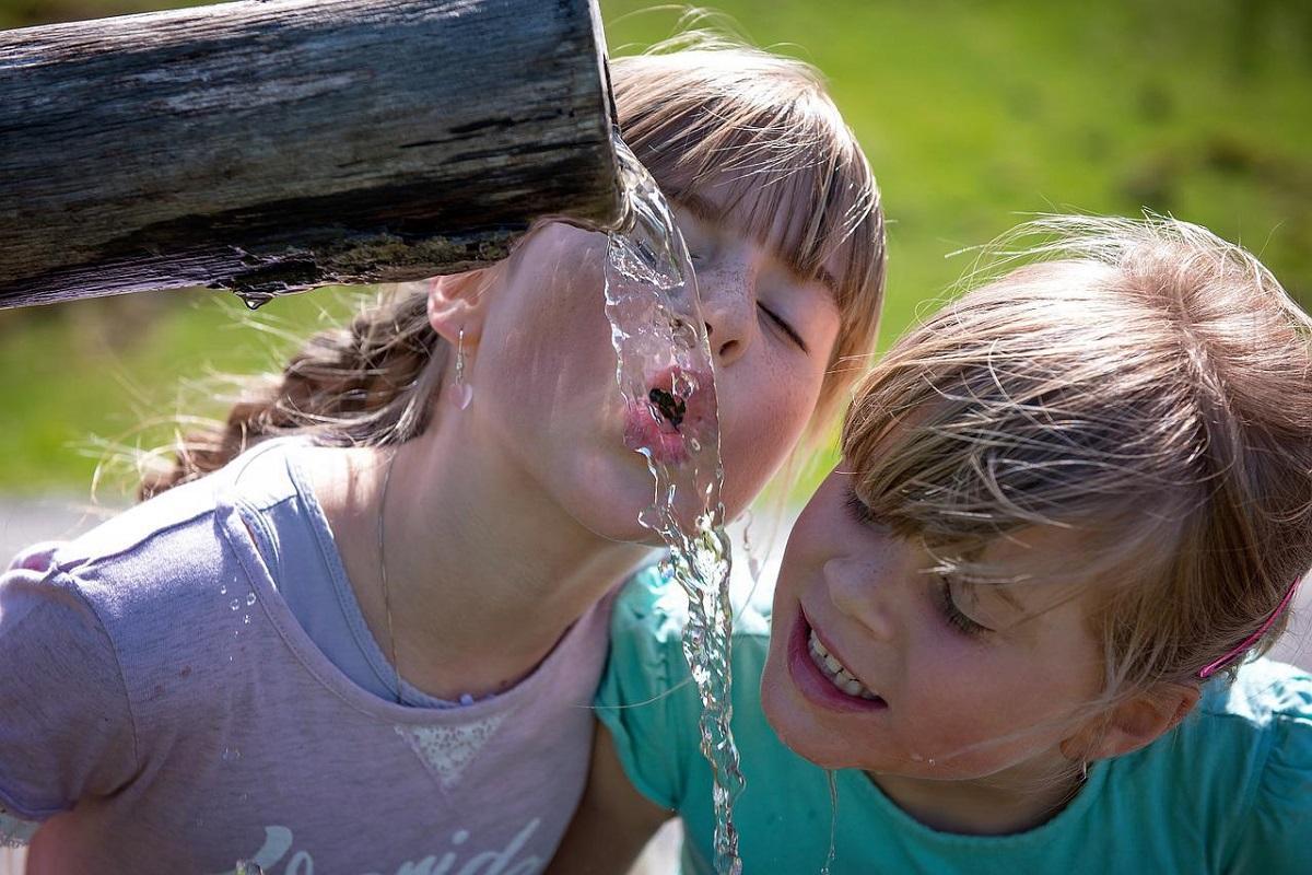 Les enfants et les personnes âgées sont les plus vulnérables à la déshydratation.