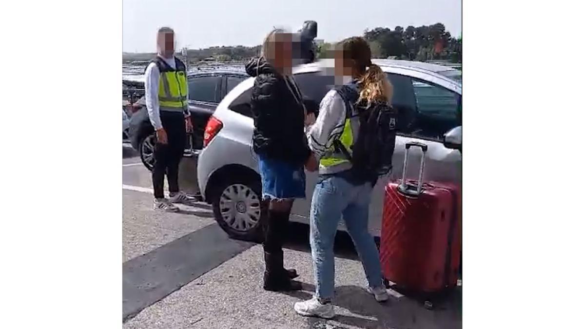 Moment de l'arrestation du suspect, à l'aéroport de Madrid.