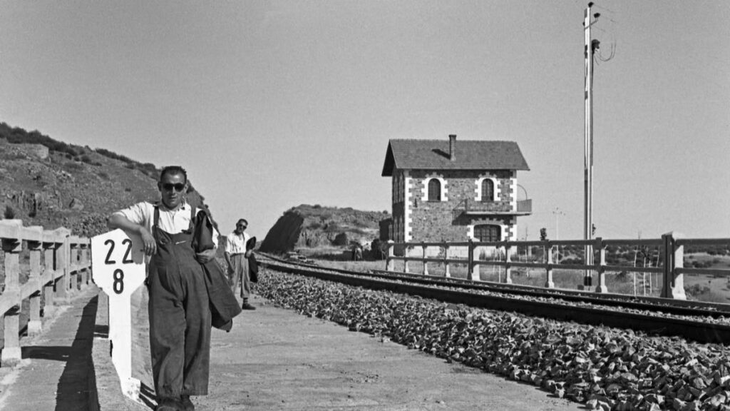 Otilio Vega de joven en el apeadero del Viaducto Martín Gil