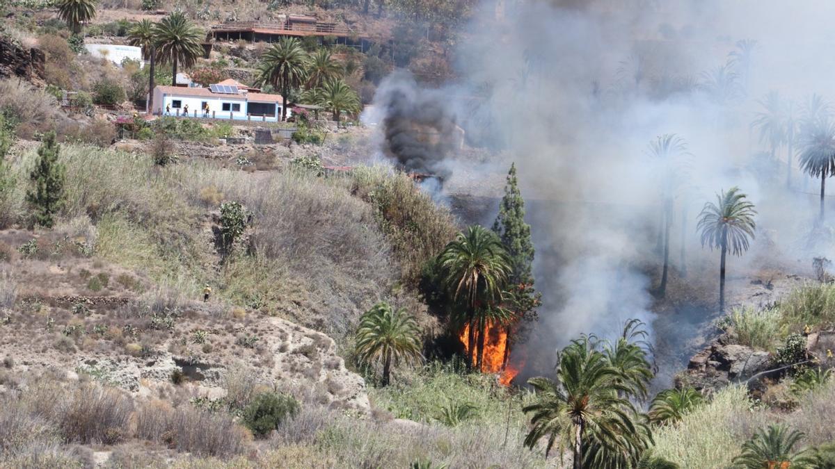 Así luchan los bomberos contra las llamas en Fataga.