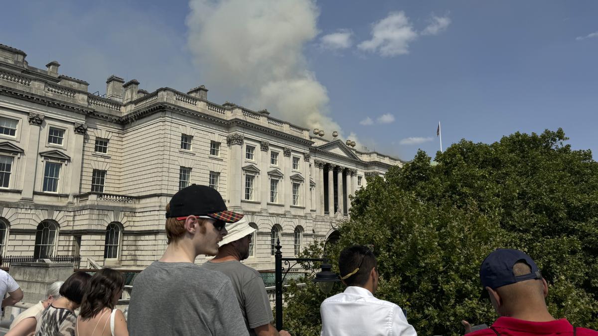 Bomberos atienden el incendio en un emblemático edificio de Londres.