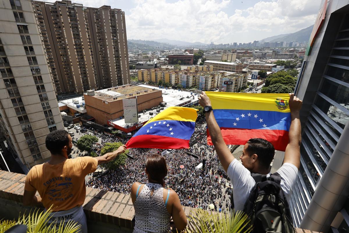 Machado réapparaît en public au milieu des clameurs de milliers de personnes rassemblées à Caracas