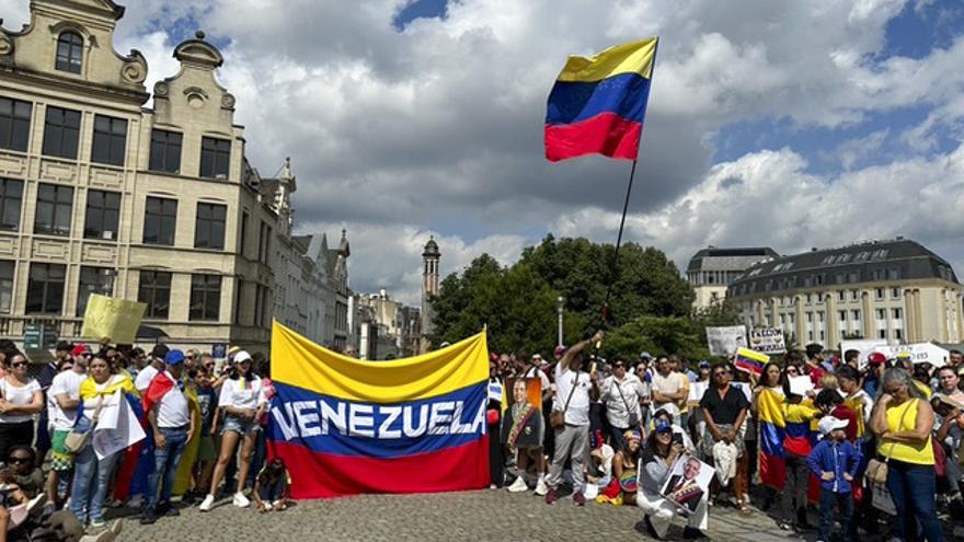 Miles de opositores se movilizan en Venezuela.