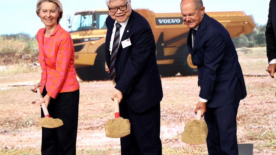 La presidenta de la Comisión Europea, Ursula von der Leyen; el CEO de TSMC, C.C. Wei, y el canciller Olaf Scholz en el acto inaugural de la construcción de la fábrica de microchips de Dresde.