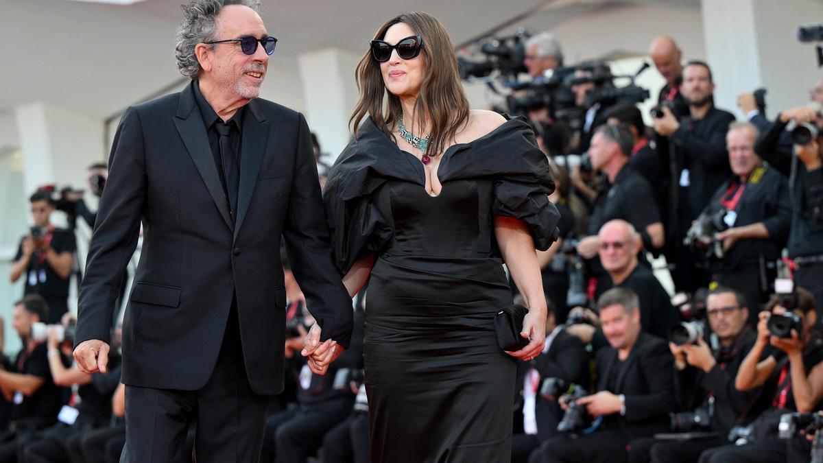 Burton y Bellucci de la mano y una Winona Ryder "gótica" abren la alfombra roja de Venecia