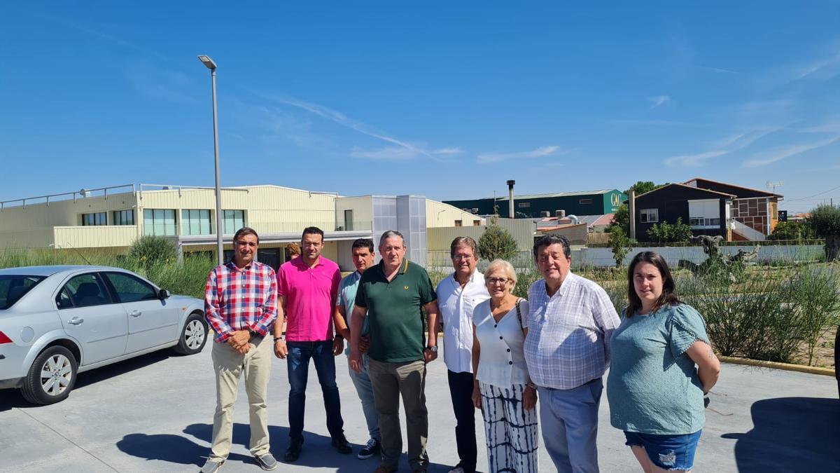 El presidente de la Diputación de Zamora y el alcalde de Fuentesaúco tras visitar el acceso al polígono industrial